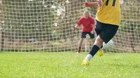 伊布表态：分享黑白儿童亲密互动照，强调团结一致